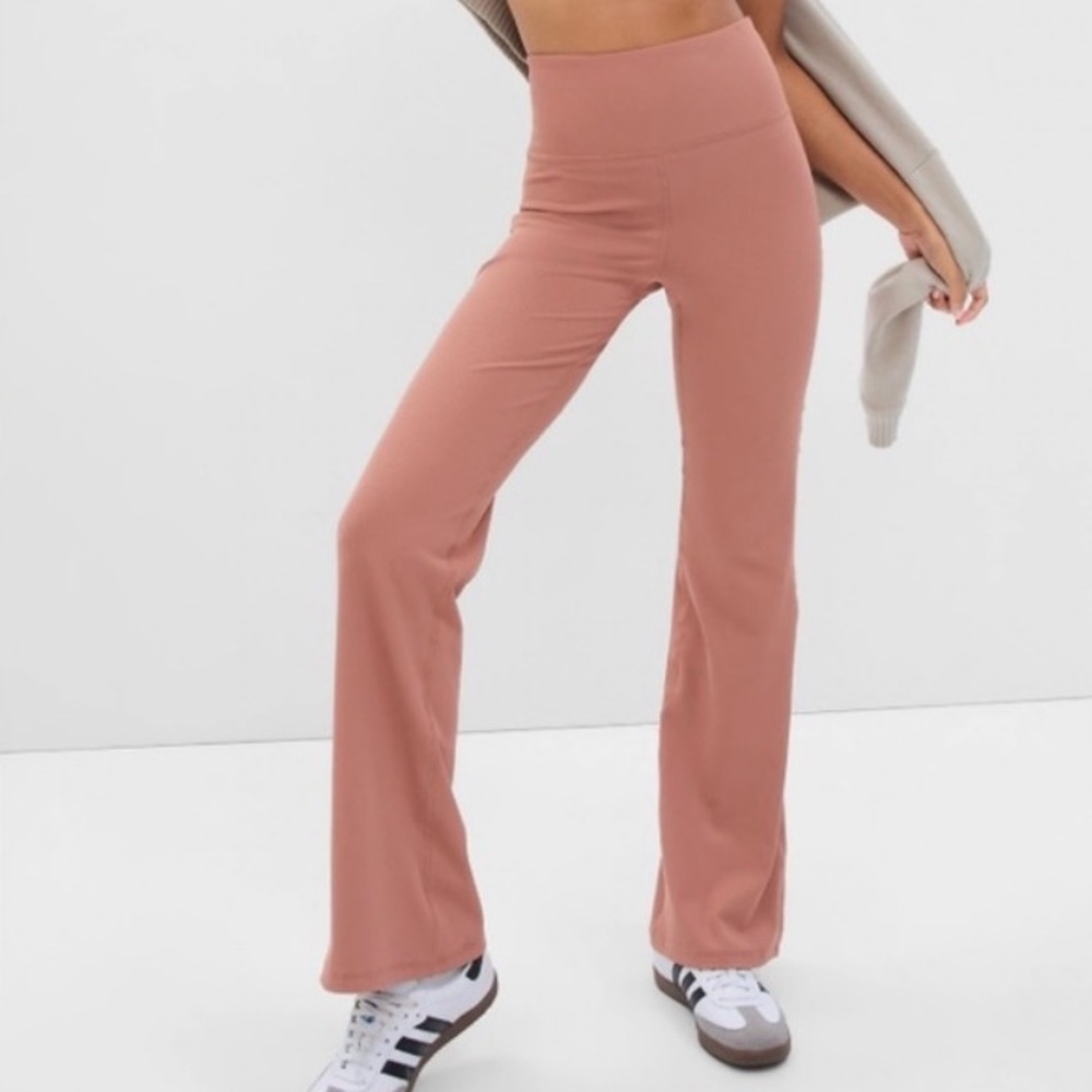 GapFit Studio Rib Sky High Flare - Picture 2 of 7